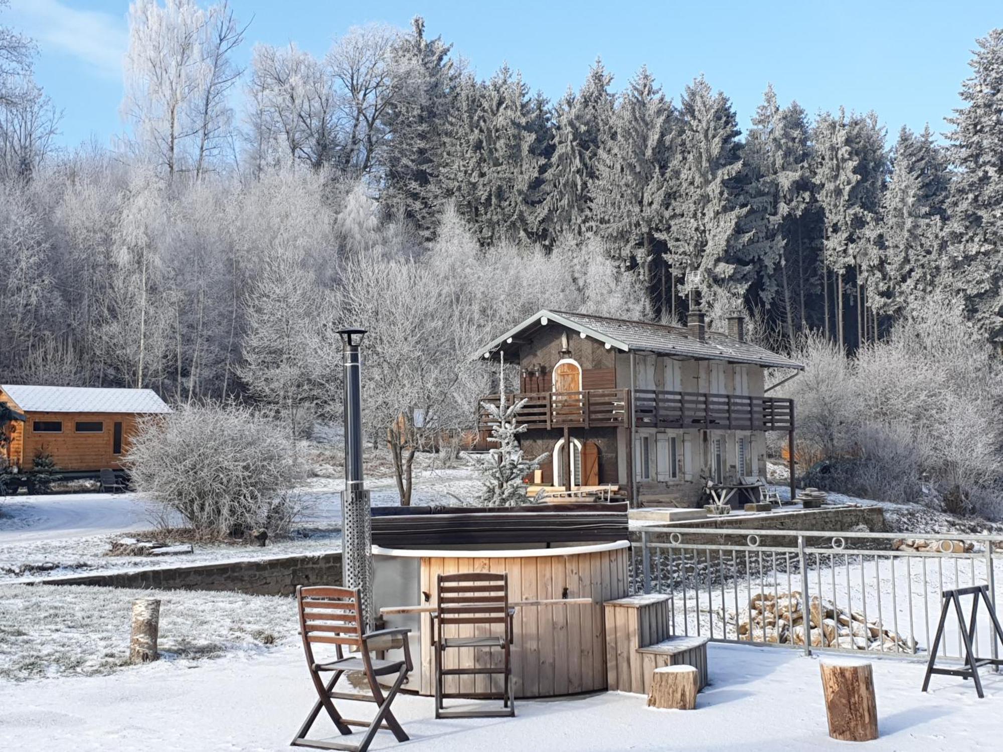 White Wood Villa Darney Exterior photo